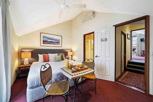 Ένα ή περισσότερα κρεβάτια σε δωμάτιο στο Fremantle Port Mill Bed & Breakfast - Unique Accommodation