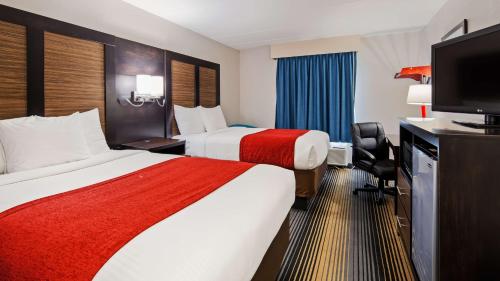 Postel nebo postele na pokoji v ubytování SureStay Hotel by Best Western Florence