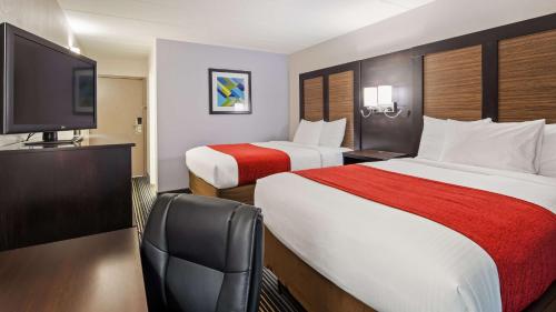Postel nebo postele na pokoji v ubytování SureStay Hotel by Best Western Florence