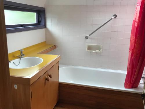 Ένα μπάνιο στο Karori Cottage