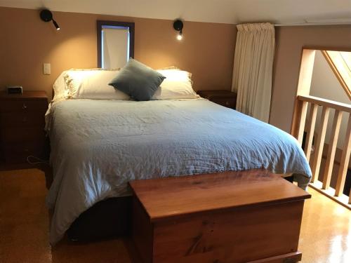 Ένα ή περισσότερα κρεβάτια σε δωμάτιο στο Karori Cottage