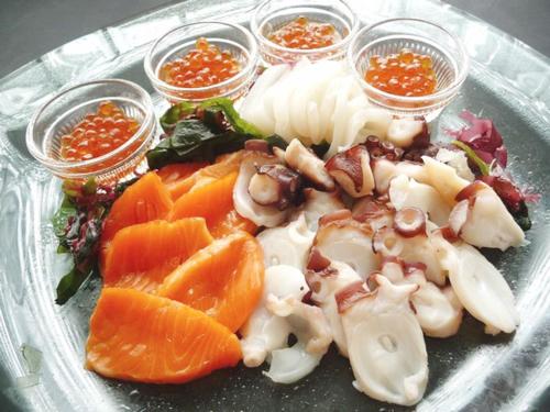 a plastic plate of food with oranges and mushrooms at Hotel New White House in Rumoi