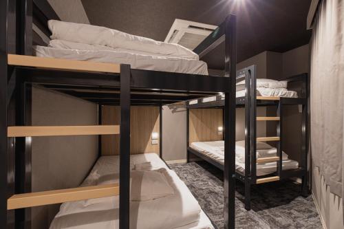 a bunk bed room with two bunk beds at Mash Cafe & Bed NAGANO in Nagano
