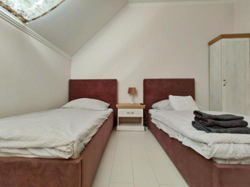 two beds sitting next to each other in a bedroom at B&B Źródlana 46 in Olszyna
