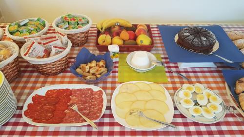 una tavola ricoperta di piatti di cibo e cesti di frutta di Villa Fumarola a Ostuni