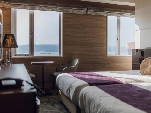 Postel nebo postele na pokoji v ubytování Matsue New Urban Hotel
