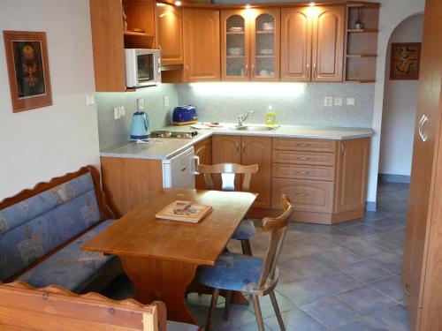 捷克布杰约维采Apartmány Hlava的带木桌的厨房和餐厅