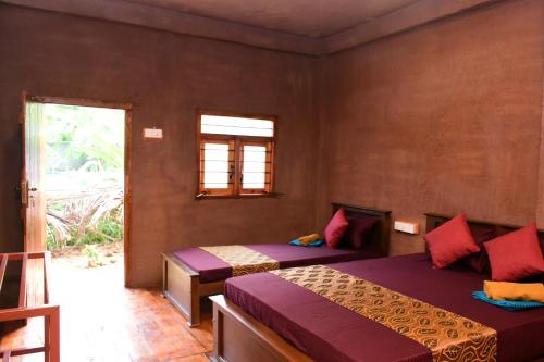 เตียงในห้องที่ Sun and Green Eco Lodge - Dambulla