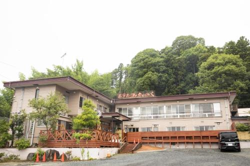 dom z samochodem zaparkowanym przed nim w obiekcie Harukaze no Yado w mieście Iwaki