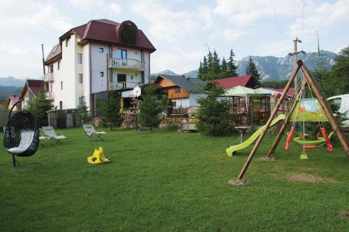 Zona de juegos infantil en Pensiunea Medina