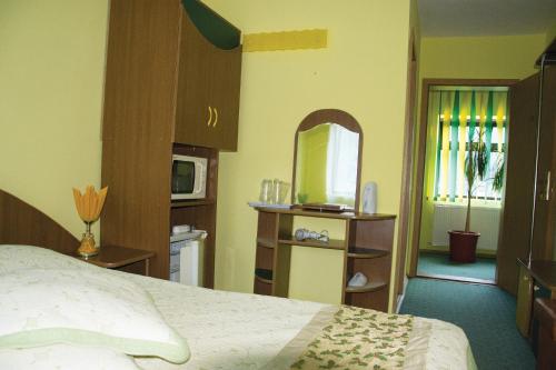 een slaapkamer met een bed en een grote spiegel bij Pensiunea Medina in Cheia