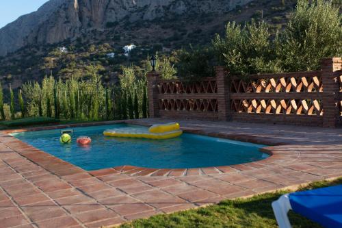 einen Pool mit einem aufblasbaren Pool in der Unterkunft Lagar del Chorro junto Caminito del Rey Piscina y Baloncesto in El Chorro
