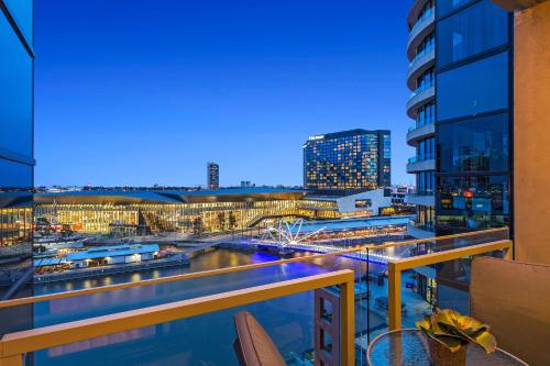 - un balcon offrant une vue sur la ville dans l'établissement Melbourne Holiday Apartments Flinders Wharf, à Melbourne