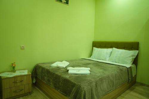 Postel nebo postele na pokoji v ubytování ECO-RESORT LORRET