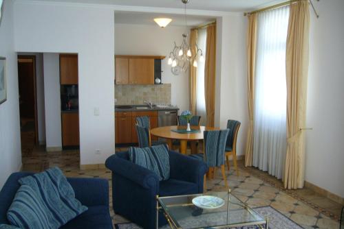 ビンツにあるMeerblick-Appartement Villa Gudrunのリビングルーム(テーブル、椅子付)、キッチン