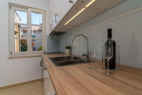 A kitchen or kitchenette at House Catania