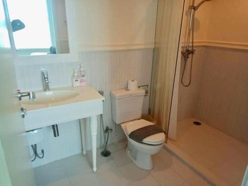 La salle de bains est pourvue de toilettes et d'un lavabo. dans l'établissement Summer Huahin 323,Near Beach&Cicada,Beautiful swimming pool, à Hua Hin