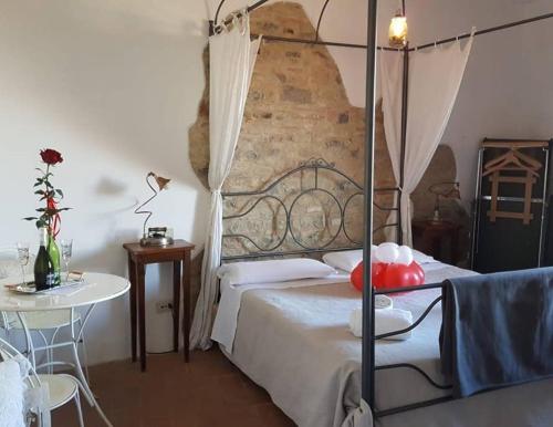 Un pat sau paturi într-o cameră la B&B Al Castello