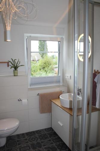 baño con lavabo y ventana en Ferienwohnung ANNA - charmante Ferienwohnung in bevorzugter Lage, en Constanza