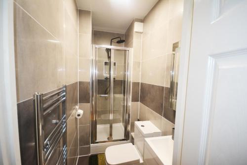 Et badeværelse på London Modern 4 Bedroom Apartment