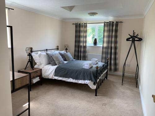 Postel nebo postele na pokoji v ubytování Thorn House a beautiful large house in Witney