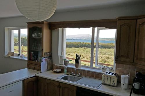 cocina con fregadero y ventana con vistas en Gort Lodge V23x673, en Portmagee