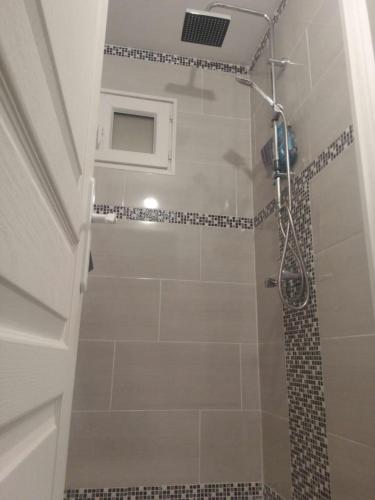 La salle de bains est pourvue d'une douche carrelée. dans l'établissement Charmant studio climatisé à 300m du port. Refait à neuf., à Bastia