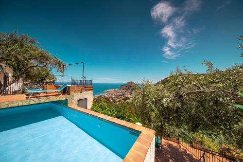 een zwembad met uitzicht op de oceaan bij L' Arca Residence in Cefalù