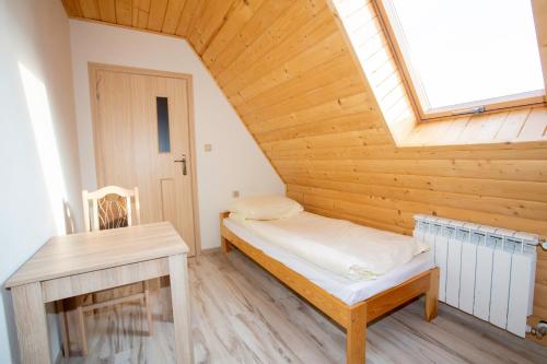 Ένα ή περισσότερα κρεβάτια σε δωμάτιο στο Ośrodek Wypoczynkowy Górski Zakątek