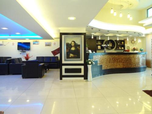 Lobbyn eller receptionsområdet på Holy Land Hotel