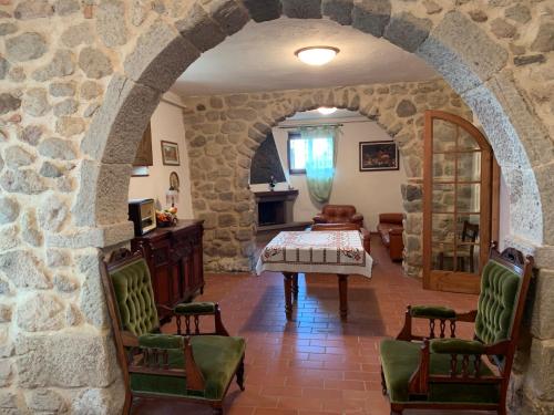 ピアンカスタニャーイオにあるPodere del Piccini con piscina in val d Orcia Toscanaの石造りのアーチ型の部屋