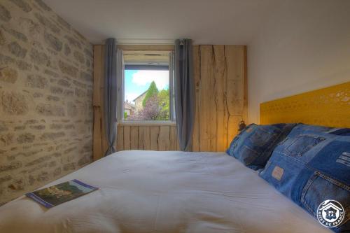 um quarto com uma cama grande e uma janela em Relais Ville Vieille em Ordonnaz