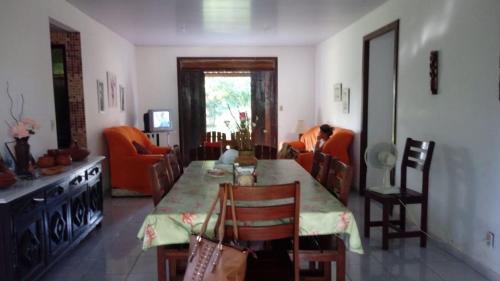 un soggiorno con tavolo, sedie e divano di Casa Berlinque/ilha Itaparica a Vera Cruz