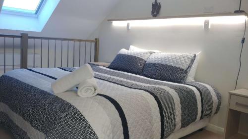un letto con coperta e cuscini bianchi e neri di Randwick City Lodge 2 a Sydney