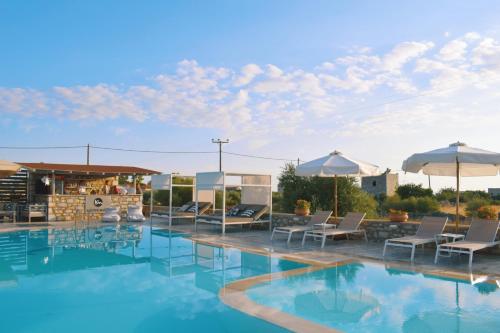 una piscina en un hotel con sillas y sombrillas en Kastro Maini, en Areopoli