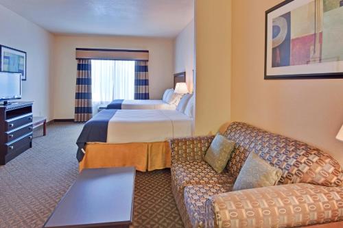 Tempat tidur dalam kamar di Holiday Inn Express Delano Highway 99, an IHG Hotel