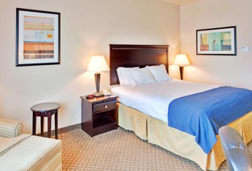 En eller flere senge i et værelse på Holiday Inn Express Delano Highway 99, an IHG Hotel