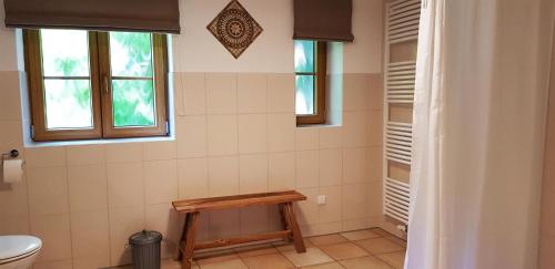 La salle de bains est pourvue de toilettes et d'une fenêtre. dans l'établissement Ferienwohnung Bader, à Bolsterlang