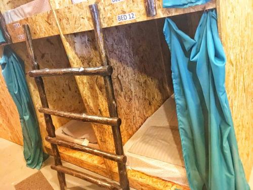 Palanda nebo palandy na pokoji v ubytování Agosto Taman Negara Hostel
