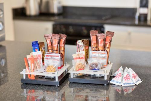 een paar vazen op een tafel met wat eten bij First Group Riviera Suites in Kaapstad