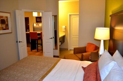 
A bed or beds in a room at Staybridge Suites Atlanta Airport, an IHG Hotel
