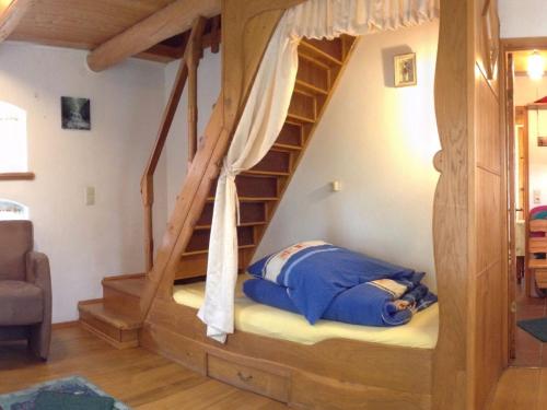 ein Etagenbett mit einer Treppe in einem Zimmer in der Unterkunft Jabjemööh's Huus in Greetsiel