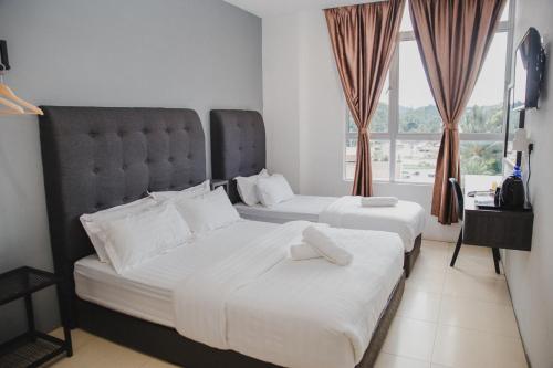Un pat sau paturi într-o cameră la Phoenix Hotel