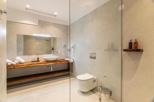 Koupelna v ubytování fns lounge suites