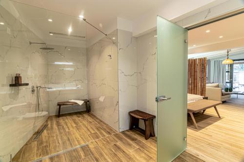 F & S LOUNGE SUITES tesisinde bir banyo