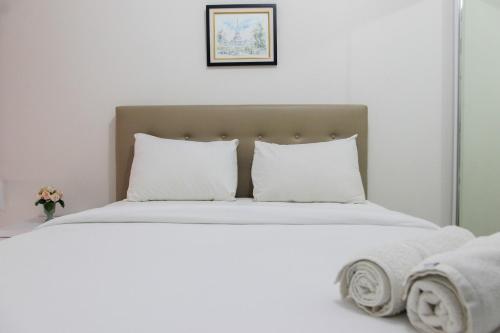 Postel nebo postele na pokoji v ubytování Exclusive 2BR Springlake Summarecon Bekasi Apartment By Travelio