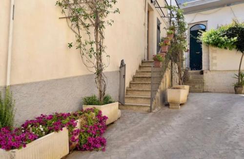 un edificio con un ramo de flores y escaleras en Casa Vasa, en Módica