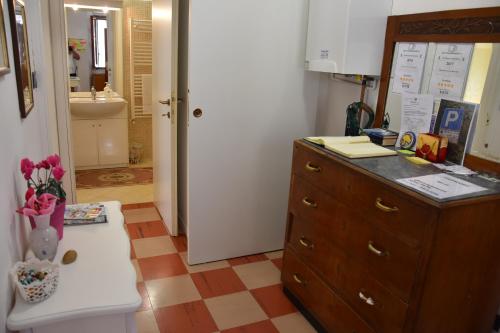 a kitchen with a counter and a dresser and a bathroom at Il Ciclamino Bed and Breakfast in Ascoli Piceno