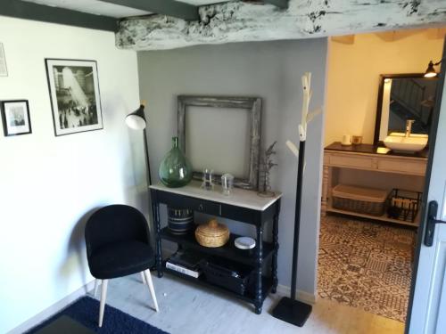 une salle de bain avec un lavabo, un miroir et une chaise dans l'établissement La Petite Maison, à Laroque-Timbaut