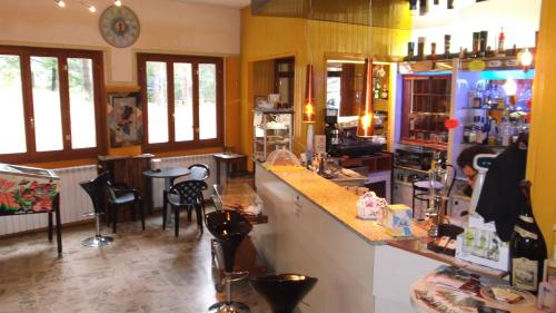 a bar with chairs and a counter in a restaurant at Hotel Le 3 Fonti in Loro Ciuffenna